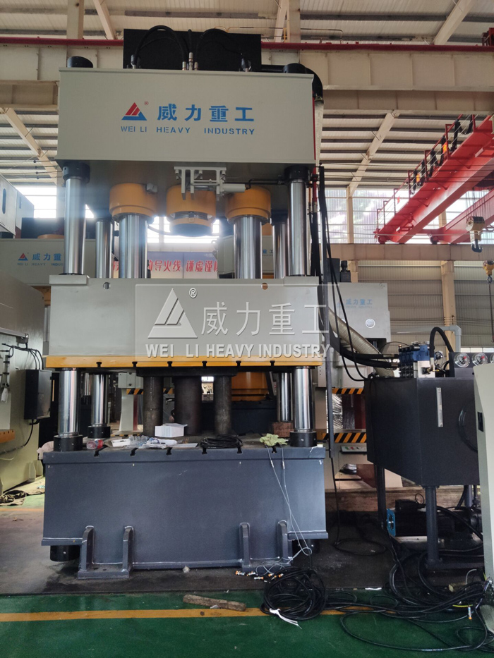 汽车钣金件成型液压机加工车间